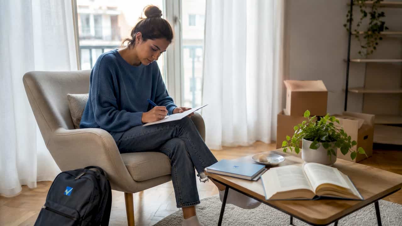 Donna che compila i documenti per le utenze domestiche