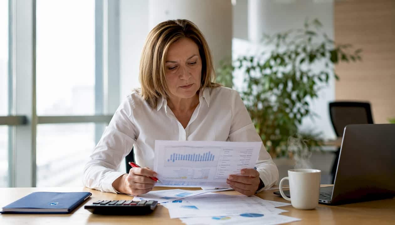 Responsabile che valuta i costi energetici seduto alla propria scrivania