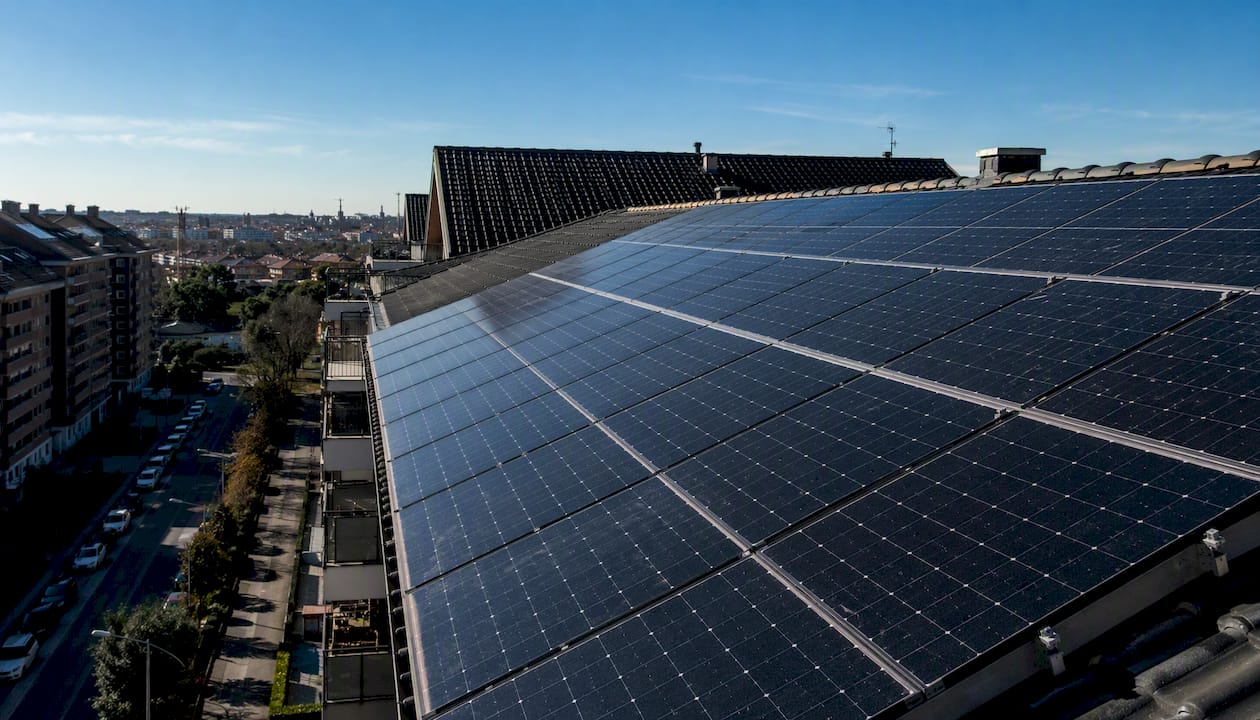 Impianto fotovoltaico installato sul tetto di un condominio