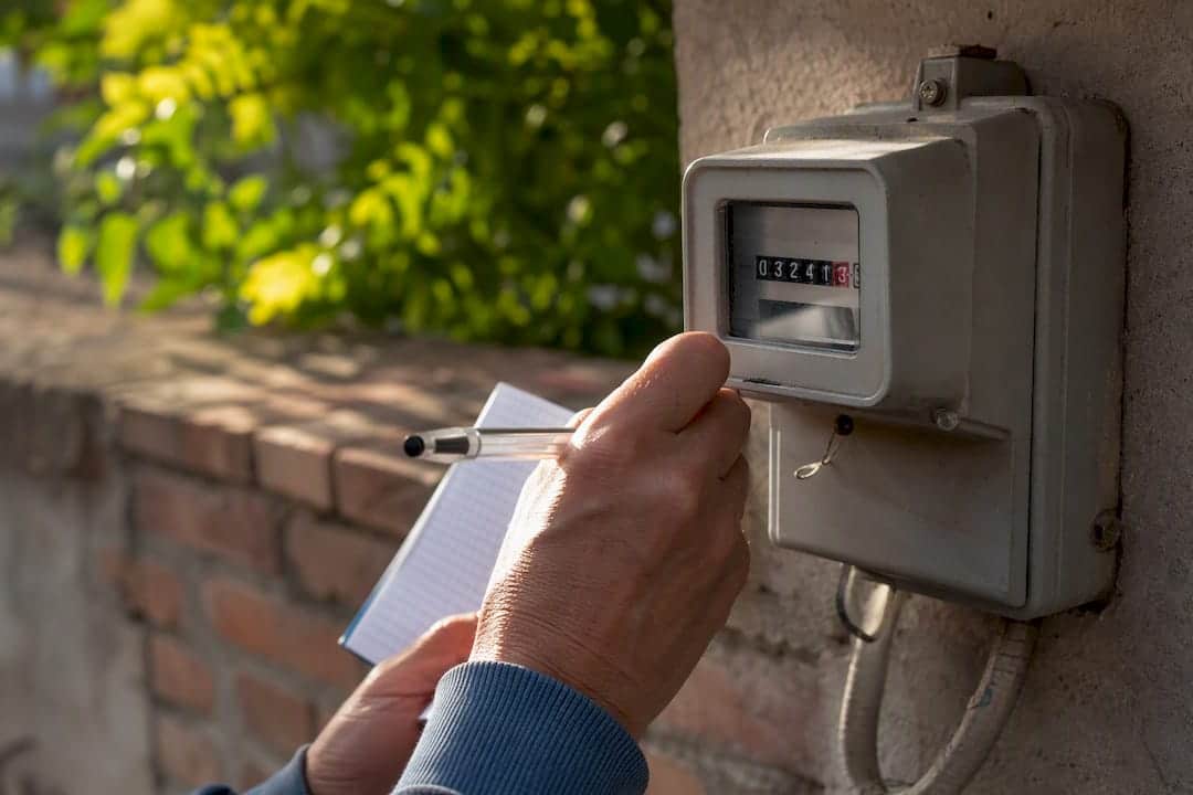 Lettura a mano del contatore elettrico all'aperto