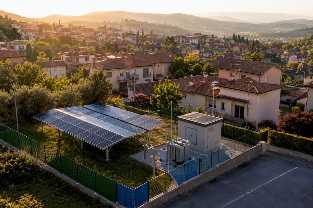 Pannelli solari sui tetti di una comunità energetica