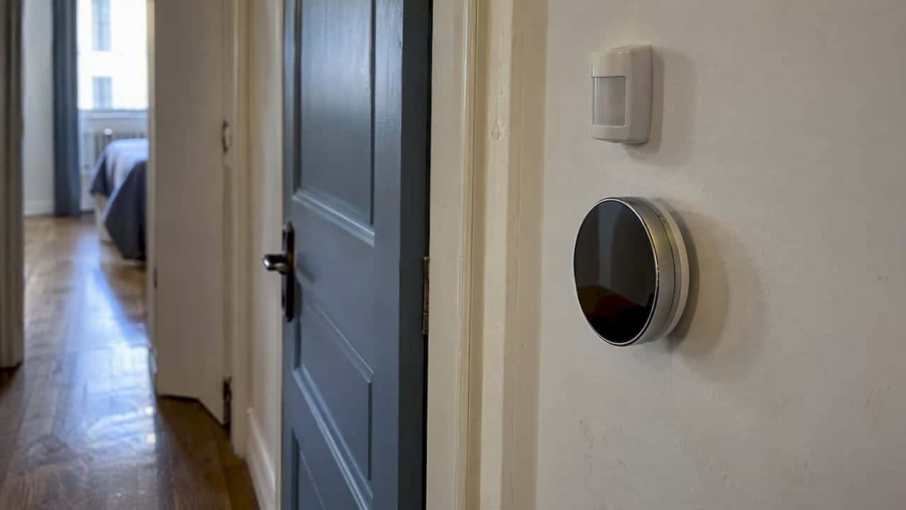 Termostato smart e sensore nel corridoio