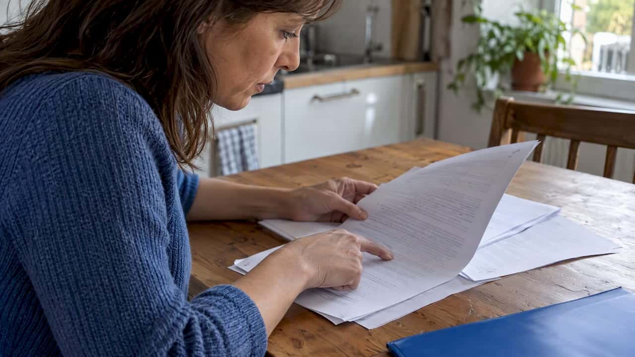 Il cliente verifica una clausola del contratto luce