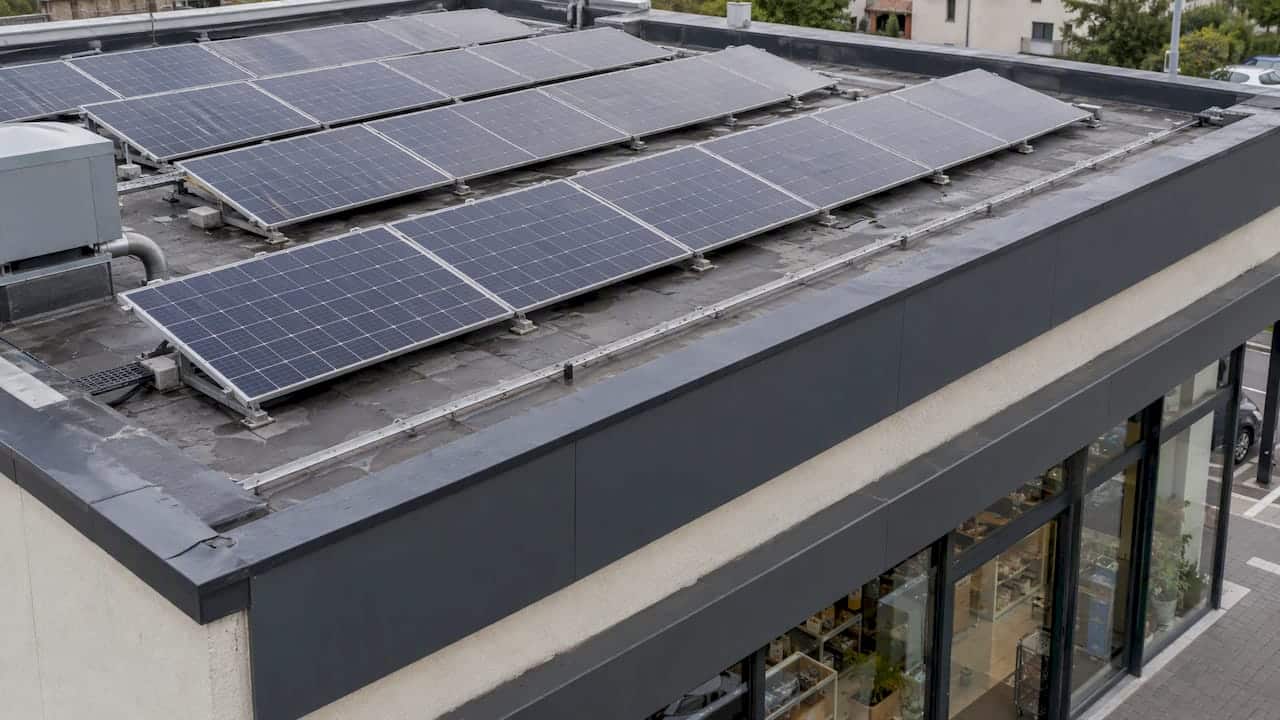 Pannelli solari installati sul tetto di un negozio