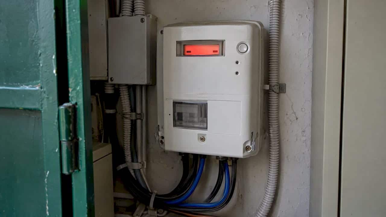 Contatore elettrico di casa con display acceso